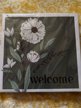 NWT Floral "Welcome" Canvas Wall Art in Green and White